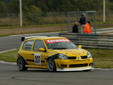 Aalborgenseren Kim Holmgaard blev nummer tre i denne Renault Clio ved langdistanceløbet på Padborg Park.